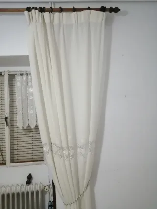Cortinas blancas de tela con encaje
