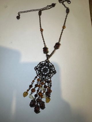 Collar hecho a mano con cuentas y hojas