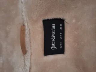 Abrigo Stradivarius Beige y blanco