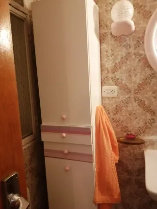 Armario baño blanco y rosa