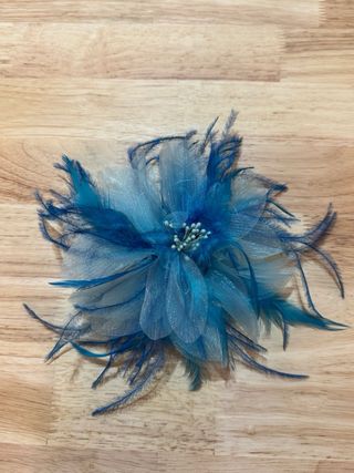 Tocado/Broche Flor Organza y Pluma