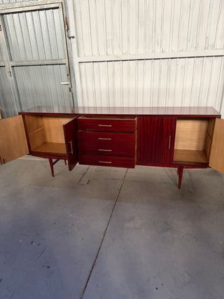 Aparador de madera estilo vintage restaurada