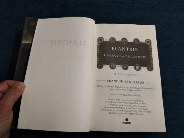 Elantris (edición ilustrada). Brandon Sanderson.