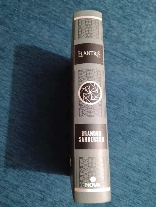 Elantris (edición ilustrada). Brandon Sanderson.