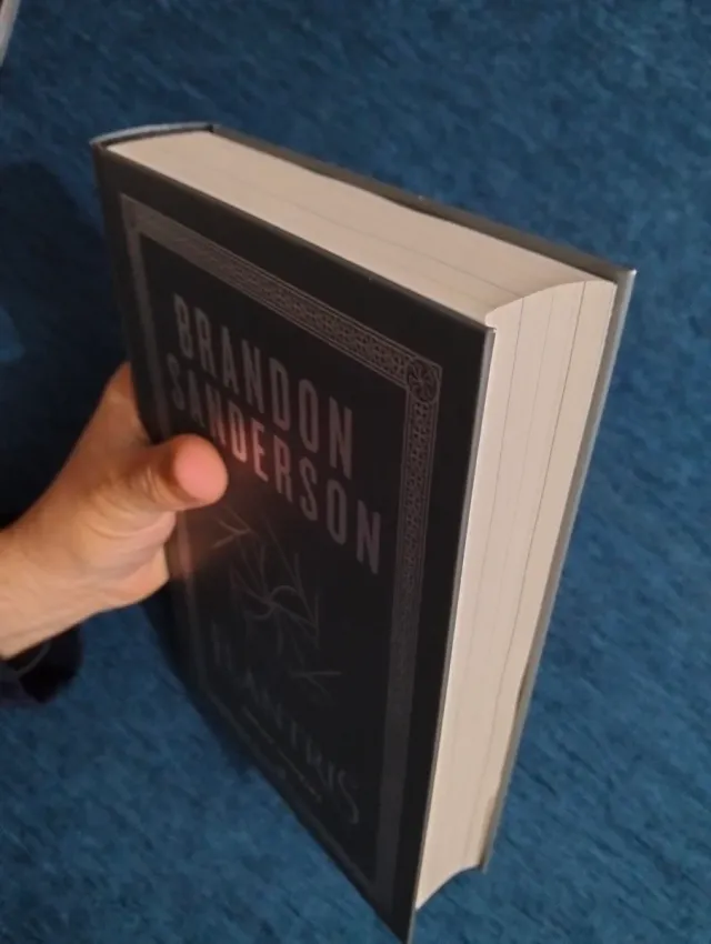 Elantris (edición ilustrada). Brandon Sanderson.