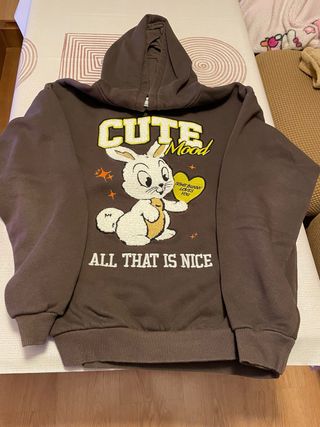 Sudadera Bershka marrón con estampado de conejo