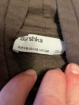 Sudadera Bershka marrón con estampado de conejo