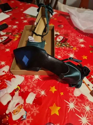 Zapatos de tacón verde botella con lazo