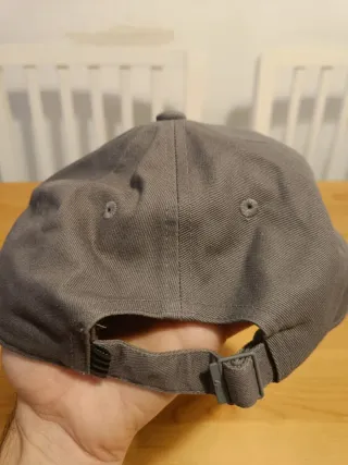 Gorra Adidas gris logo negro