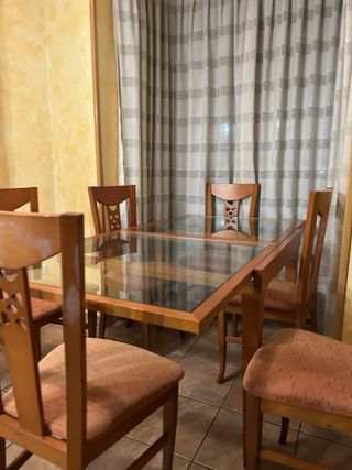 Mesa de comedor de madera y cristal con 6 sillas