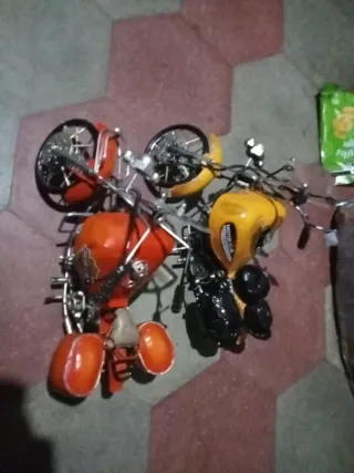 Figuras de Motos Coleccionables,las dos 25€