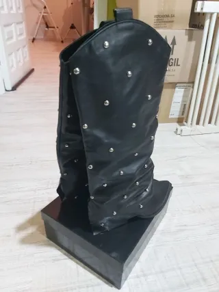 Botas Nuevas de piel negras con tachuelas talla 41