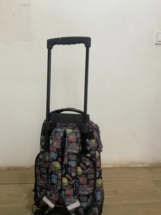 Mochila con ruedas y estampado divertido