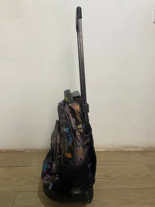 Mochila con ruedas y estampado divertido
