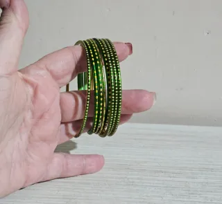 Pulseras verdes con puntos dorados