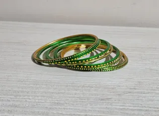 Pulseras verdes con puntos dorados