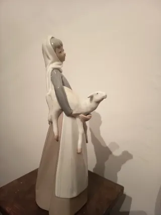 Figura Lladro Pastorcilla con Cordero Porcelana