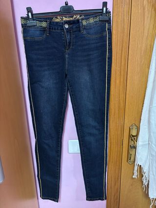 Pantalones Desigual azules con detalles dorados