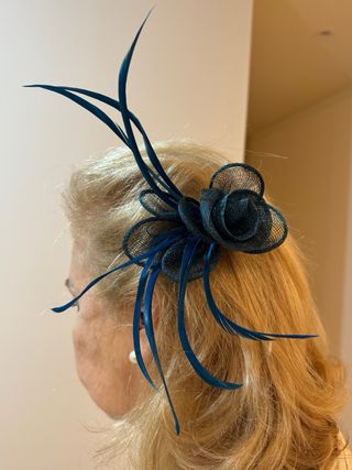 Tocado azul rey con plumas