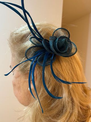 Tocado azul rey con plumas