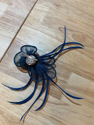 Tocado azul rey con plumas