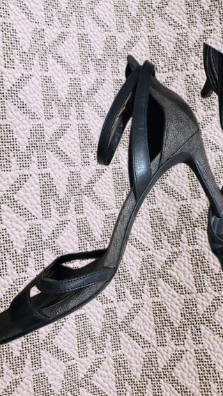 Tacones Michael Kors Negros con Dorado