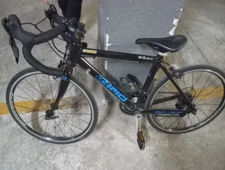 Bicicleta de carretera negra 22 pulgadas.