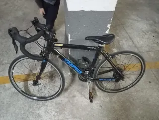 Bicicleta de carretera negra 22 pulgadas.