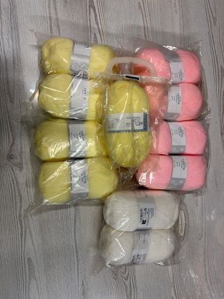 Madejas de lana Layette (amarillo, rosa, blanco)