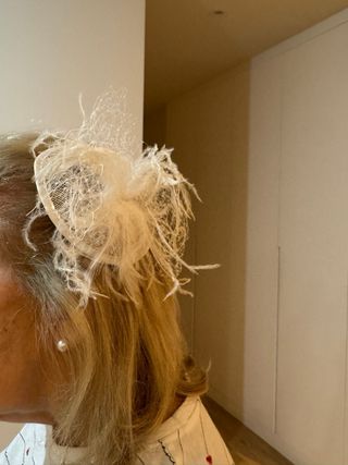 Tocado blanco con malla y plumas