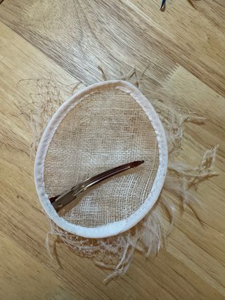 Tocado blanco con malla y plumas