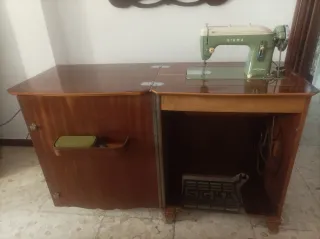 Máquina de coser Sigma con mueble