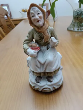 Figura de porcelana abuela con cesta