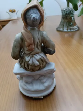 Figura de porcelana abuela con cesta