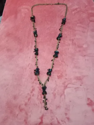 Collar largo con dijes de lazo y perlas