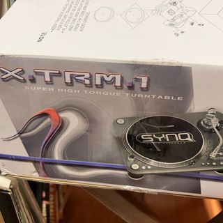 Tocadiscos Synq XTRM1 Negro/Dorado.