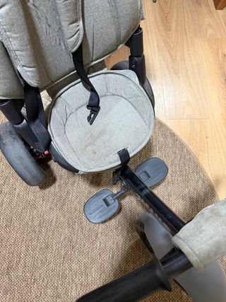 Triciclo infantil gris con bocina reclinable