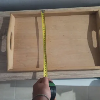 Bandeja de madera con asas