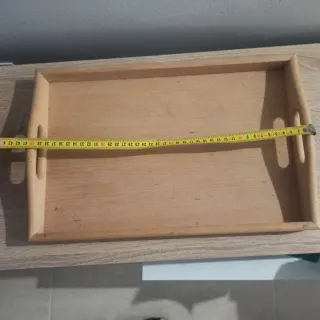 Bandeja de madera con asas