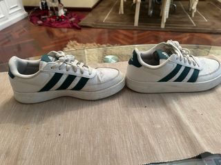 Zapatillas Adidas Blancas y Verdes.