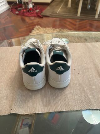 Zapatillas Adidas Blancas y Verdes.
