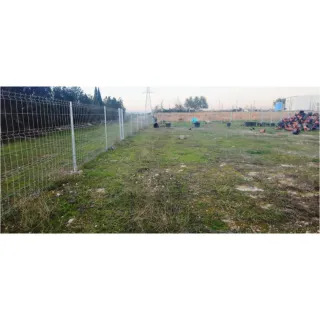 Parcela rústica con casa prefabricada