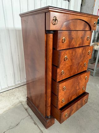 Cómoda de madera antigua restaurada