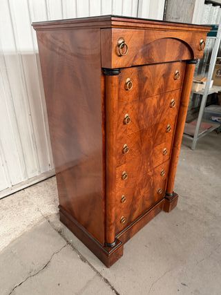 Cómoda de madera antigua restaurada