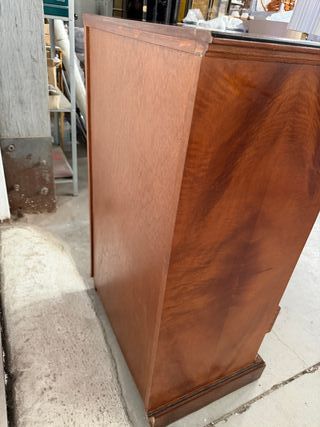 Cómoda de madera antigua restaurada