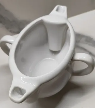 Salsera de porcelana blanca