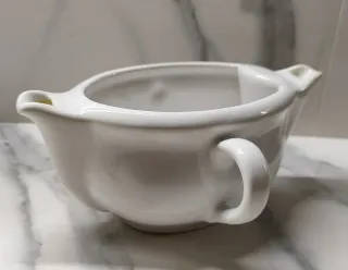 Salsera de porcelana blanca