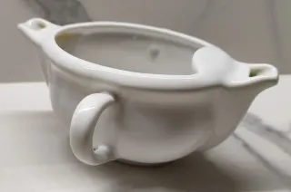 Salsera de porcelana blanca