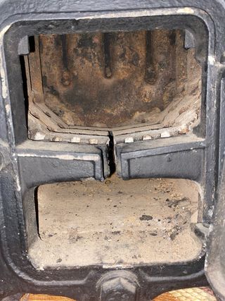 Estufa caldera antigua de hierro fundido