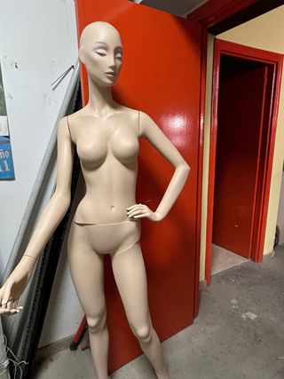 Maniquí de mujer beige